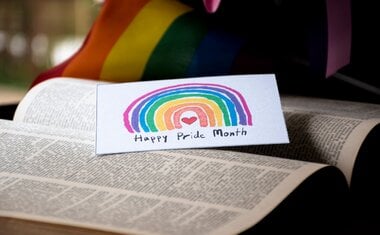Imagem de destaque para 10 livros incríveis para conhecer no Mês do Orgulho LGBTQ+